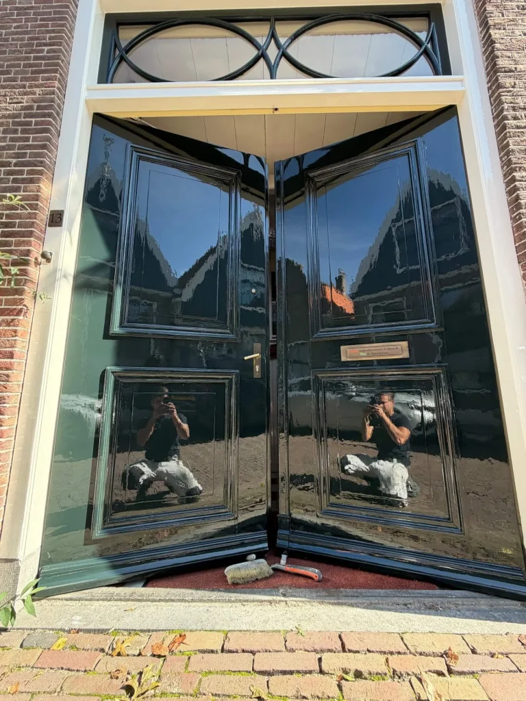 Detail van de zwarte paneeldeuren met sierlijk glas-in-lood bovenlicht, Lingerzijde 13 Edam
