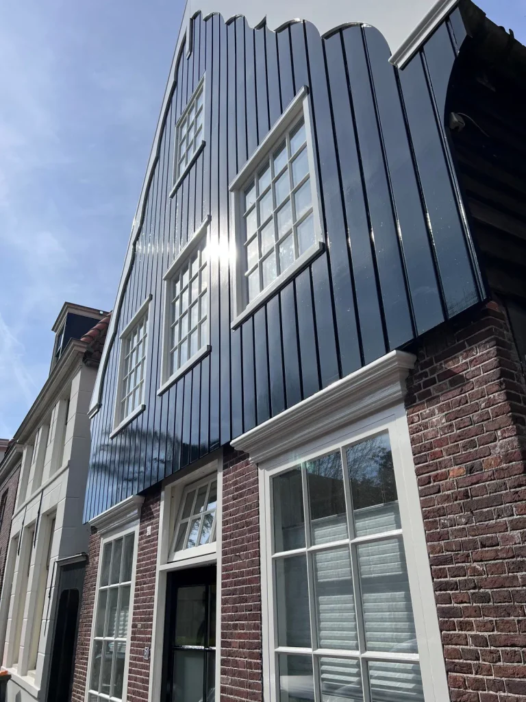 Houten gevelbeschot in donkergroen met wit geschilderde raamkozijnen, De Rijp