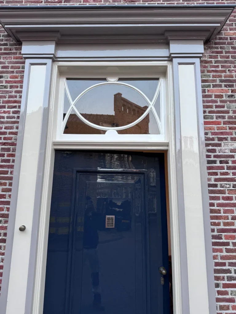 Detail van het glas-in-lood bovenlicht boven de donkerblauwe voordeur, Edam