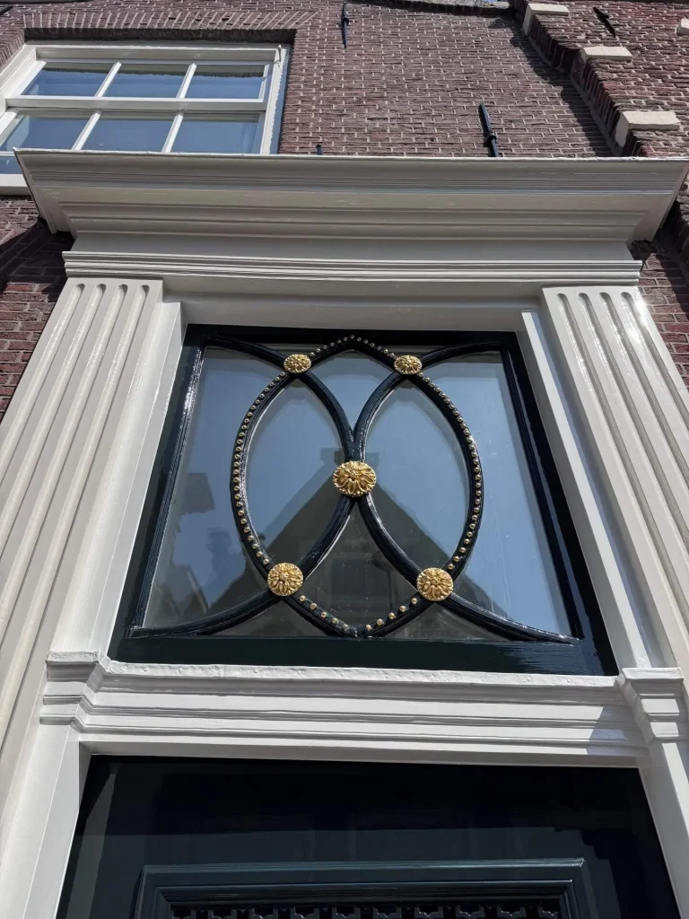 Detail van het glas-in-lood bovenlicht boven de voordeur, Kleine Kerkstraat Edam