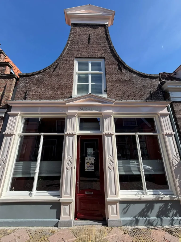 Raymond Kras Schilderwerken verzorgde de gevel van pand Paradijs aan de Lingerzijde in Edam met crèmekleurig geschilderde pilasters