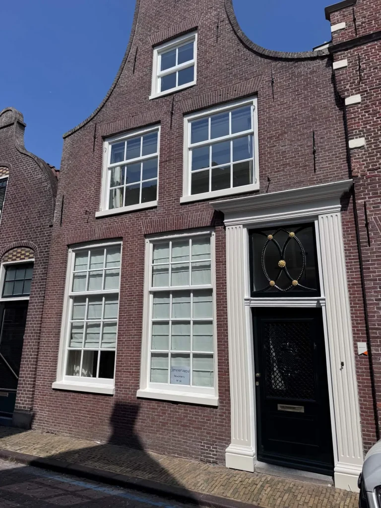 Volledige klokgevel met wit geschilderde kozijnen, Kleine Kerkstraat 12 in Edam