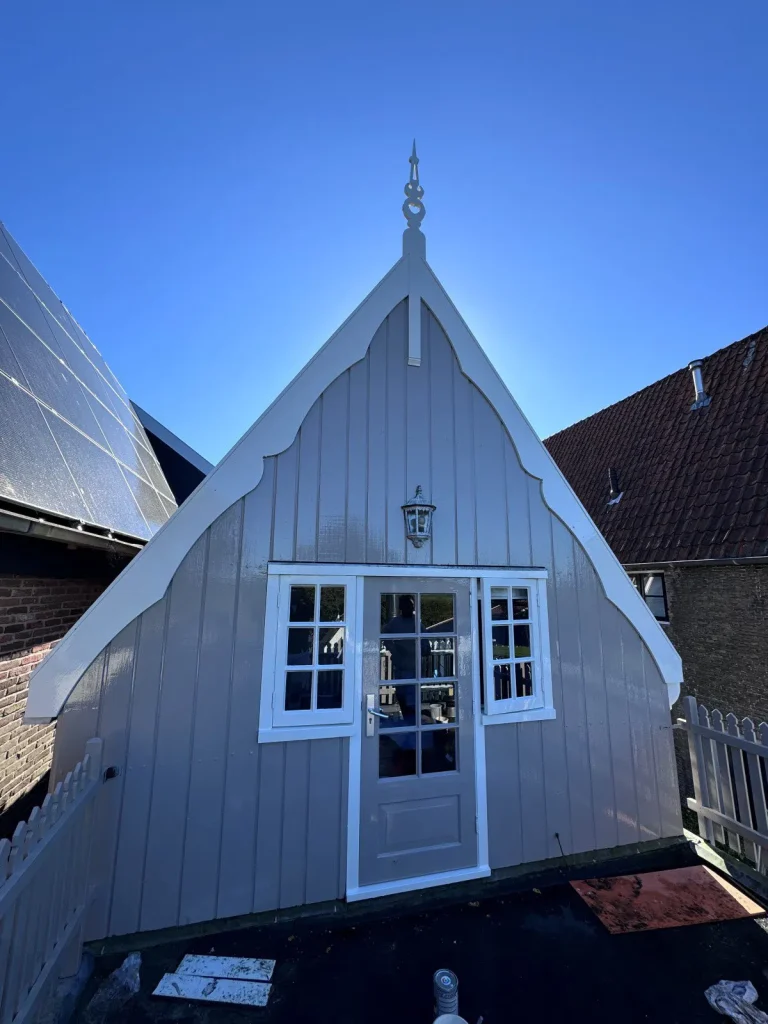 Aanbouw met decoratieve gevelspits en taupe geschilderd houtwerk, De Rijp