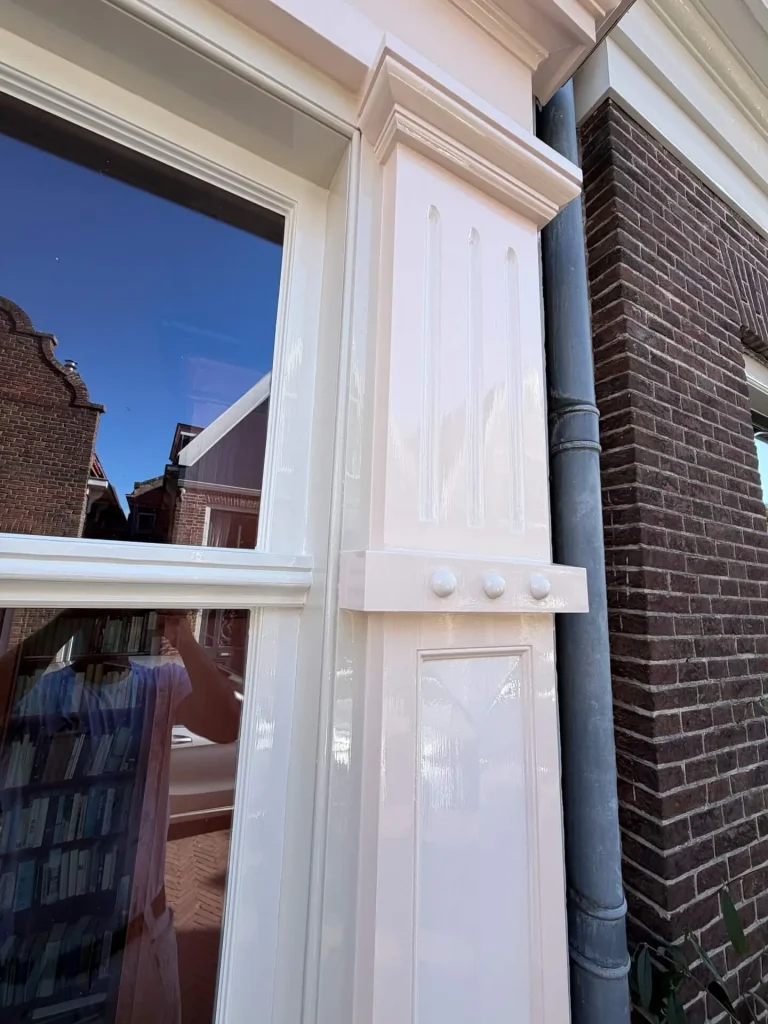 Detail van het crèmekleurig geschilderde paneelwerk bij de pui, Lingerzijde Edam