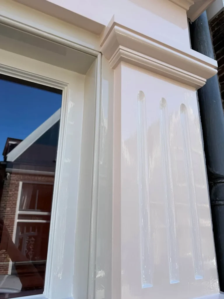 Close-up van de glimmend afgewerkte gevelpilaster, Lingerzijde Edam